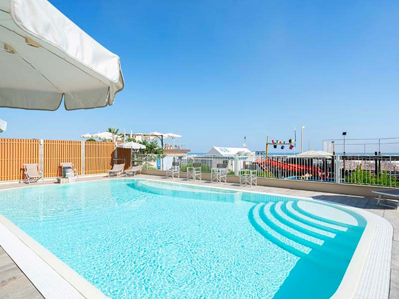 Piscina in hotel con vista sulla spiaggia