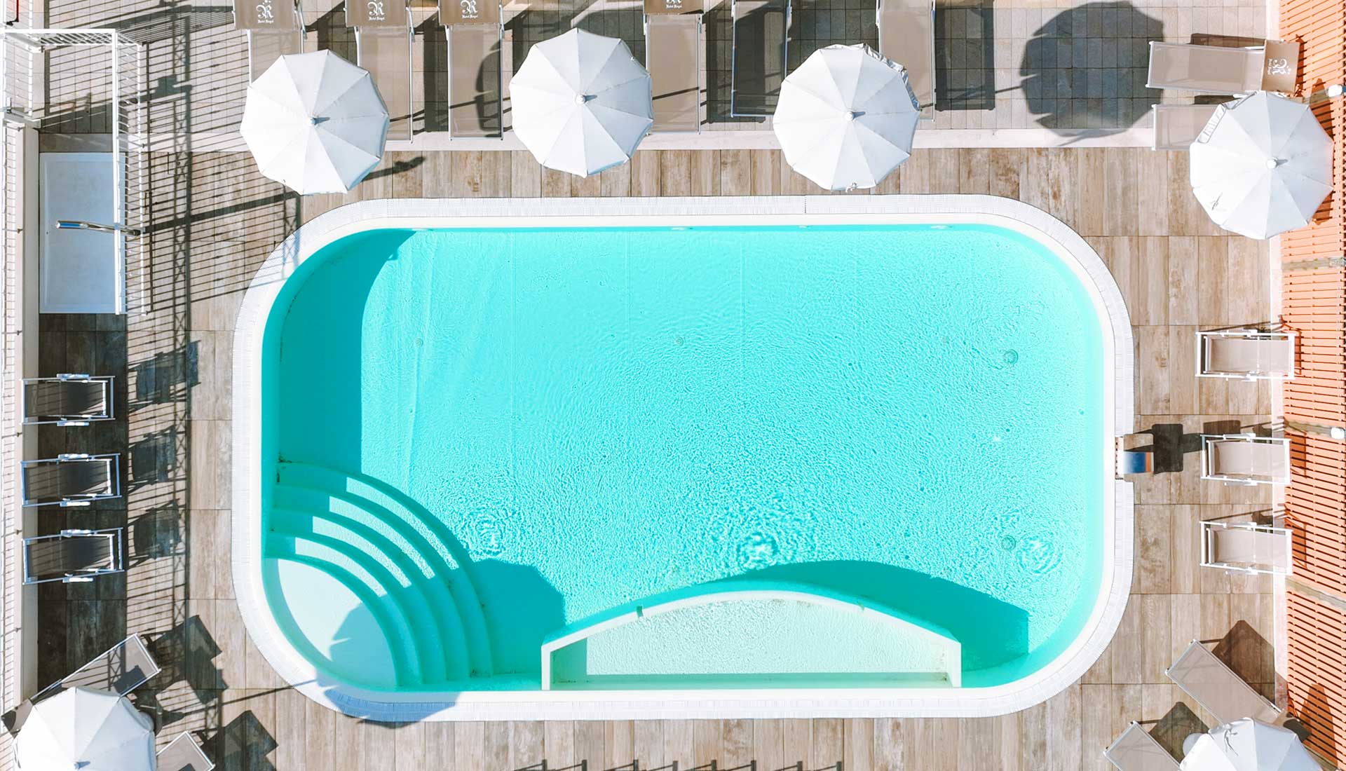 Rilassarsi in piscina